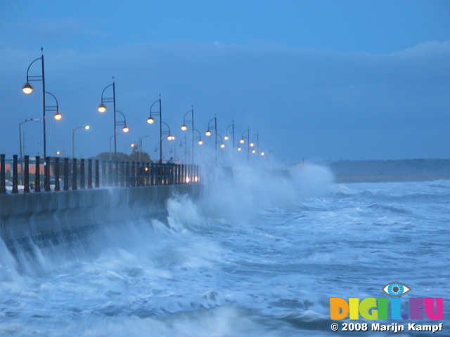 25617 Waves at quay